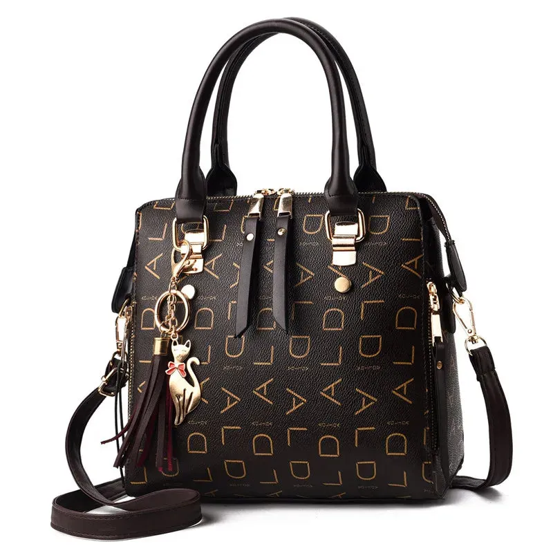 Vento Marea Signature Print Tote: Tasseled Elegance